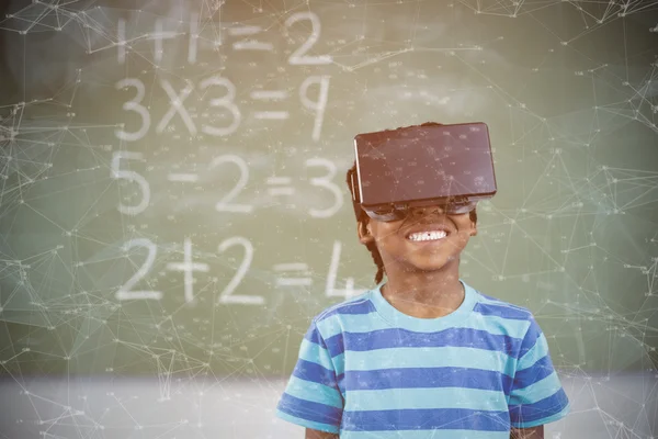 Мальчик в очках виртуальной реальности в классе — стоковое фото
