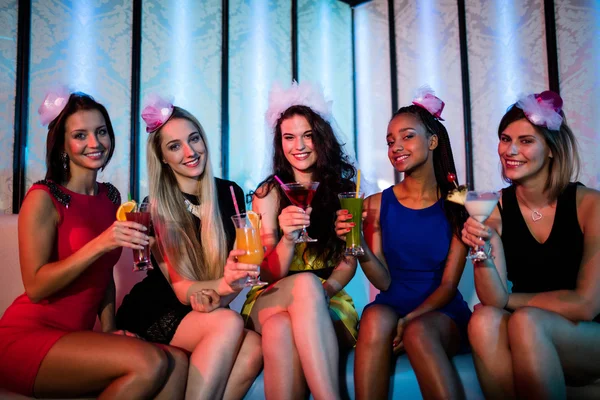 Friends sitting together and having mocktail — Stock Photo, Image