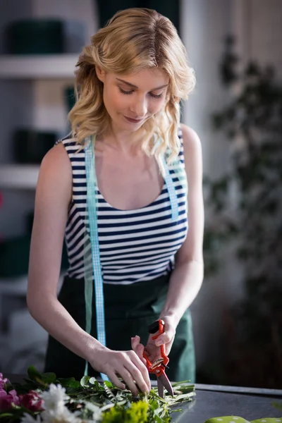 Fiorista femminile preparare mazzo di fiori — Foto Stock
