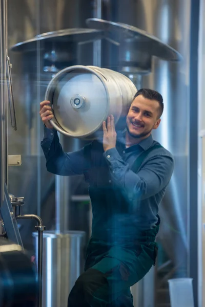 Portrait of brewer carrying keg — Stock Photo, Image