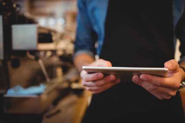 Mid sectie van de mens met behulp van digitale Tablet PC — Stockfoto