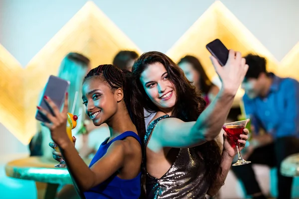 Amigos tomando una selfie desde el teléfono móvil — Foto de Stock