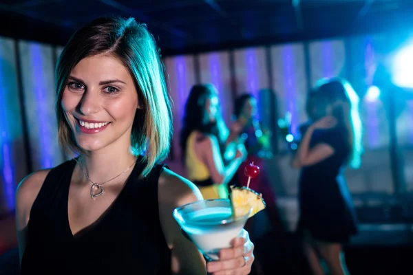 Женщина выпивает коктейль — стоковое фото