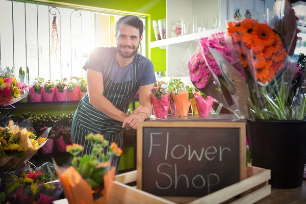 Manliga florist på hans blomsteraffär — Stockfoto