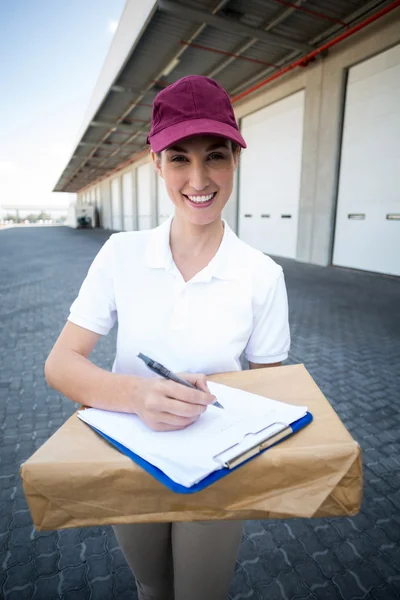 Retrato de la mujer entrega está sosteniendo una caja de cartón — Foto de Stock