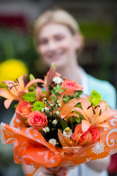 Florista feminina segurando buquê de flores — Fotografia de Stock