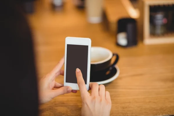 Mujer usando teléfono móvil — Foto de Stock