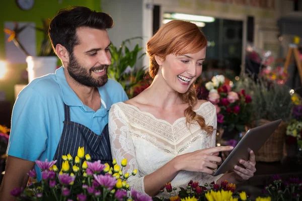 Cuplu folosind tabletă digitală — Fotografie, imagine de stoc