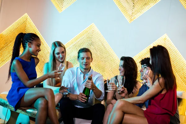 Männlicher Freund knallt eine Champagnerflasche — Stockfoto