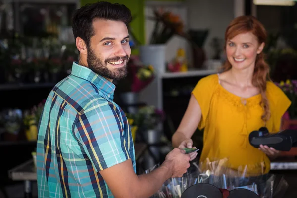 Man making payment with his credit card — Stock Photo, Image