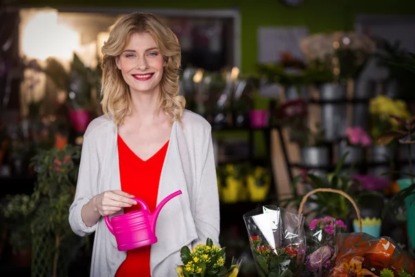 Florista femenina sosteniendo una regadera — Foto de Stock