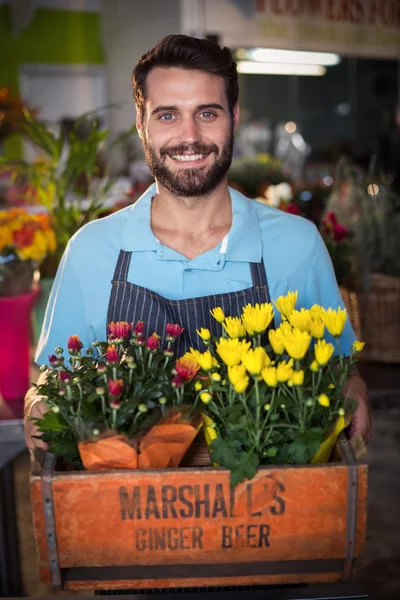 Florista masculino segurando caixa de buquê de flores — Fotografia de Stock