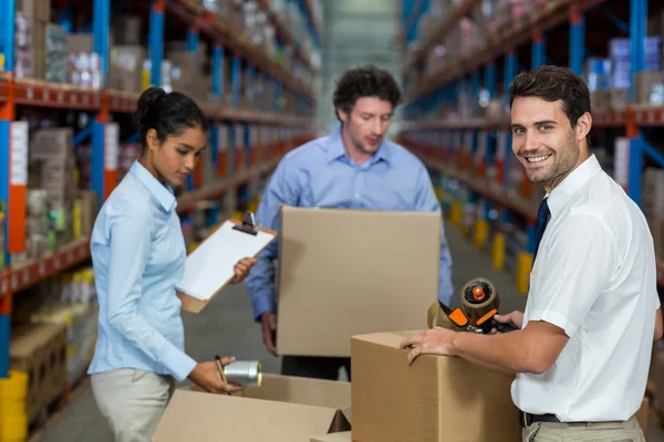 Foco do gerente está sorrindo e posando durante o trabalho — Fotografia de Stock