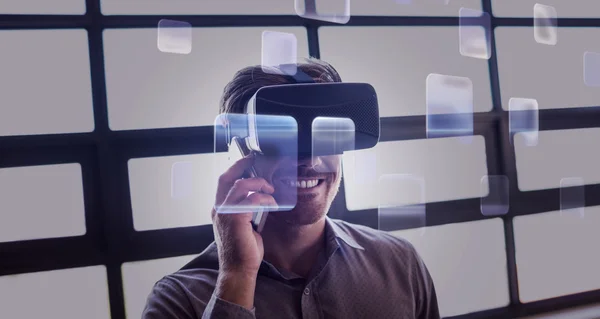 Man using virtual reality device — Stock Photo, Image