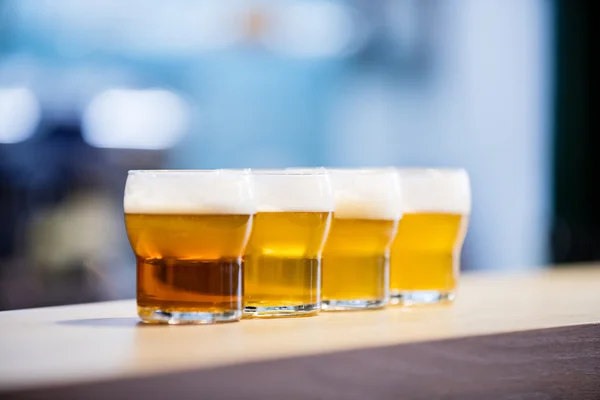 Close-up de copos de cerveja no balcão — Fotografia de Stock