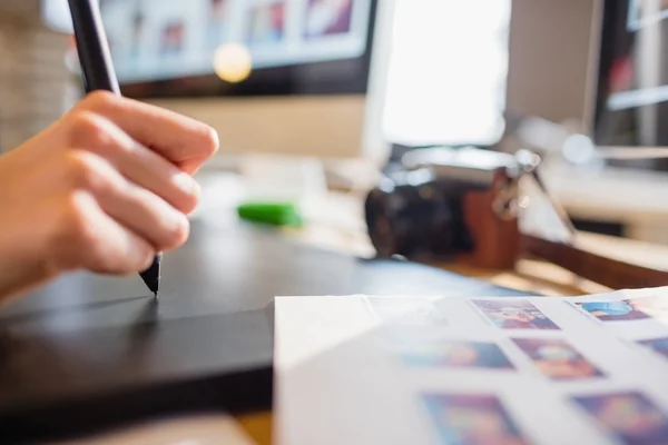 Grafisch ontwerper, grafisch tablet gebruiken — Stockfoto