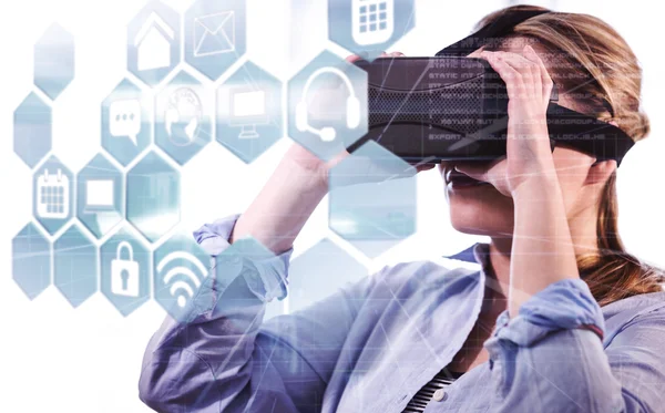 Frau mit Virtual-Reality-Gerät — Stockfoto