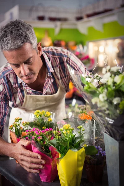 Floristería masculina arreglando ramo de flores —  Fotos de Stock