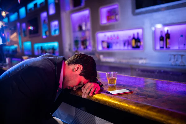 Pijany mężczyzna śpi z głową w depresji — Zdjęcie stockowe