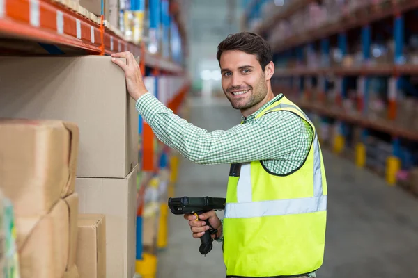 Arbetaren leende och poserar under arbete — Stockfoto