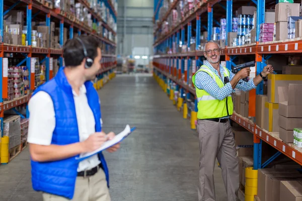 Arbeitskollegen lächeln sich an — Stockfoto