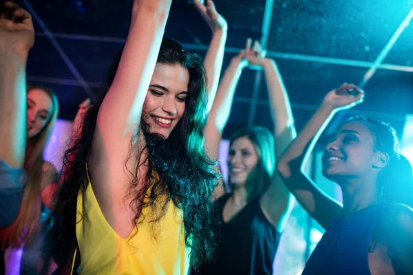 Amigos bailando en pista de baile — Foto de Stock