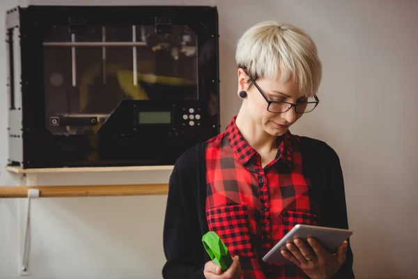 Female graphic designer holding model — Stock Photo, Image