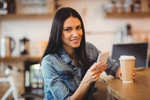 Frau benutzt Handy in Büro-Cafeteria — Stockfoto