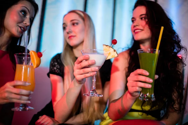 Friends sitting together and having mocktail — Stock Photo, Image