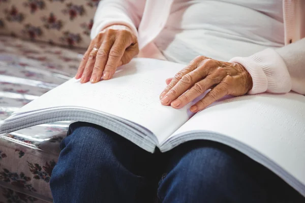 Ανώτερος γυναίκα χρήση braille για την ανάγνωση — Φωτογραφία Αρχείου