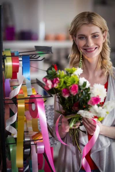 Florista femenina preparando un ramo de flores — Foto de Stock