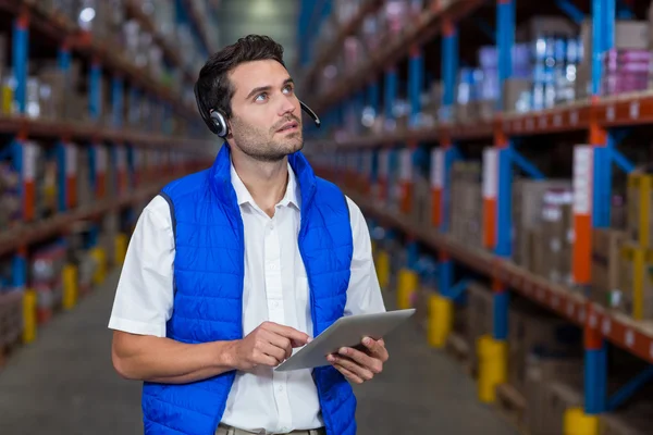 Arbeiter berührt ein digitales Tablet — Stockfoto