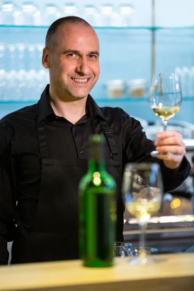 Servitören hålla glas vitt vin — Stockfoto