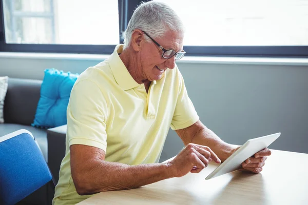 Seniorchef mit digitalem Tablet — Stockfoto