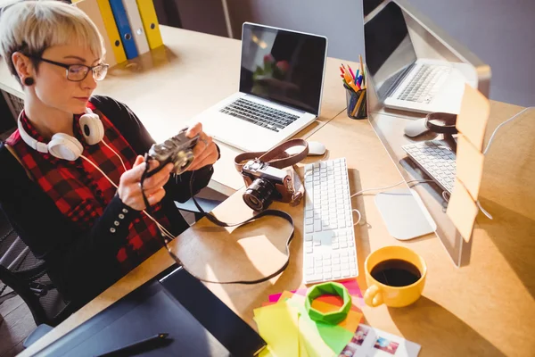 Graphic designer looking at pictures — Stock Photo, Image