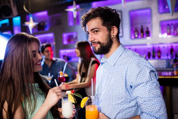Amici che prendono un cocktail al bancone del bar — Foto Stock