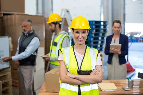 Magazijn team met een bijeenkomst — Stockfoto