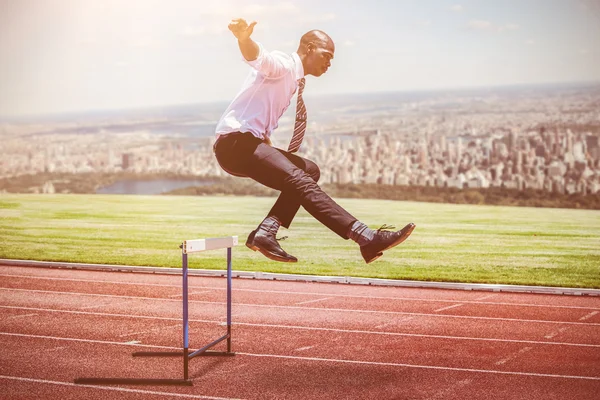 Forretningsmand hoppe hurdle - Stock-foto