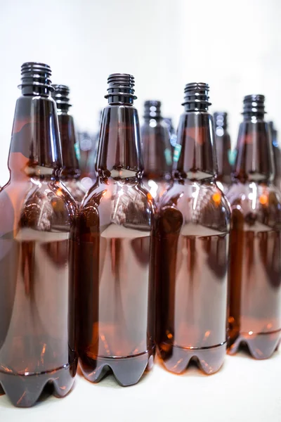 Botellas de cerveza vacías en la cervecería — Foto de Stock