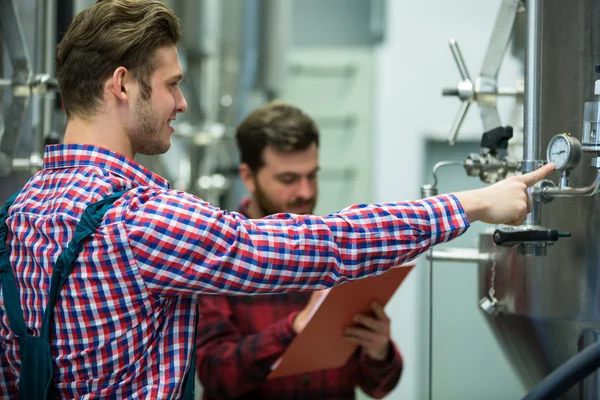 Onderhoudspersoneel druk te onderzoeken — Stockfoto