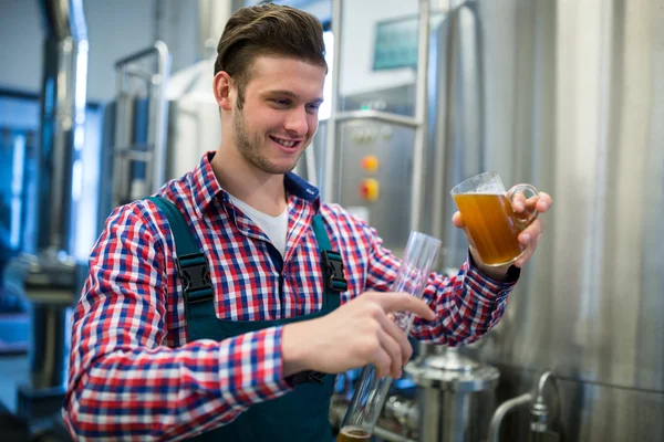 Brewer pouring beer in hydrometer cylinder — Stock Photo, Image