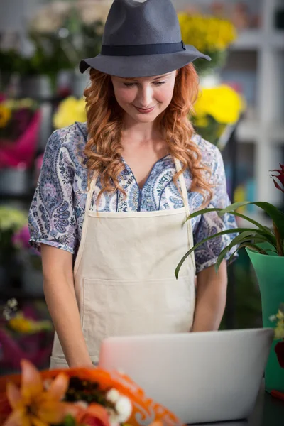 Floristería usando el ordenador portátil en la tienda de flores —  Fotos de Stock