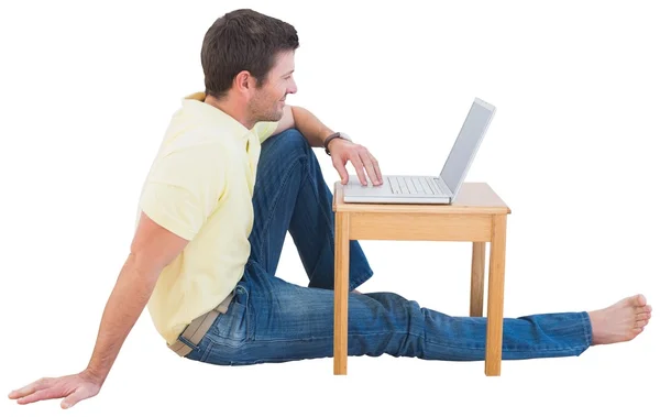 Sorrindo homem usando um laptop — Fotografia de Stock