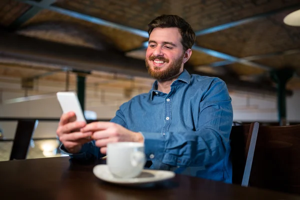 Man sms på mobiltelefon — Stockfoto