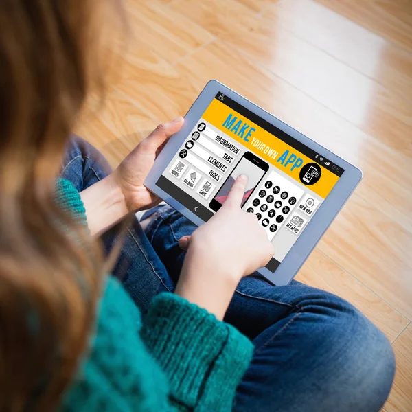 Vrouw die haar tablet gebruikt — Stockfoto