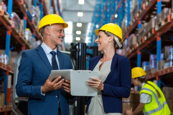 Los gerentes sonríen y se miran. — Foto de Stock