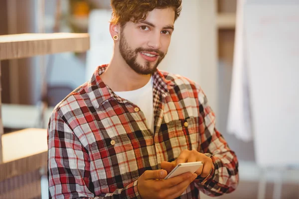 Seção média do homem segurando xícara de café — Fotografia de Stock