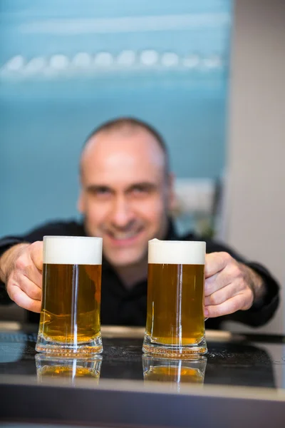 Bar concurso oferecendo cerveja — Fotografia de Stock