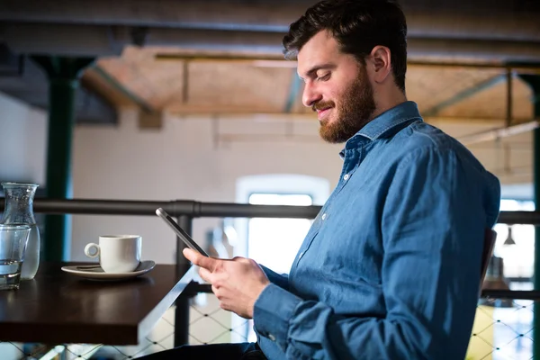 Man sms 'en op mobiele telefoon — Stockfoto