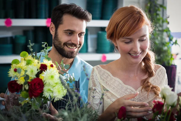 Felice coppia di organizzare fiori — Foto Stock